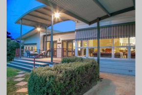 Victoria House- Great location Corowa